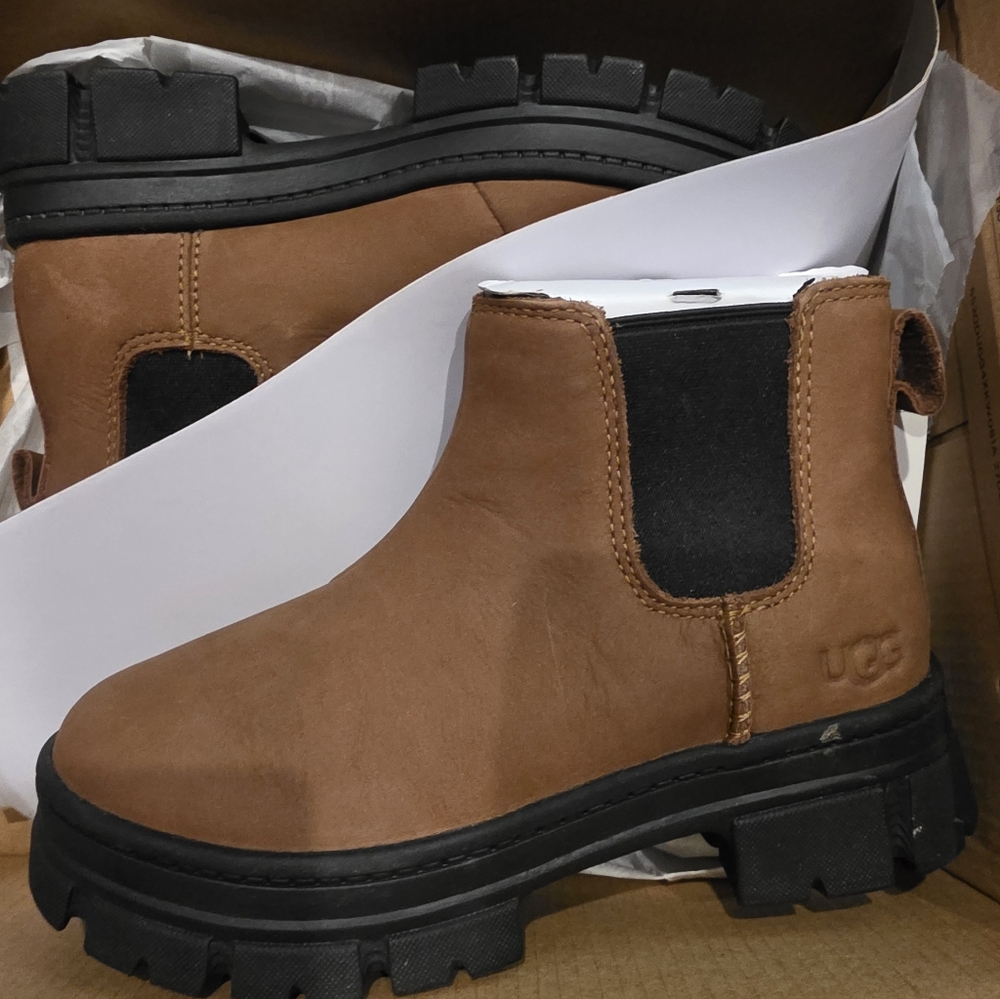 NEW-UGG Ashton Chelsea boots  size 13c